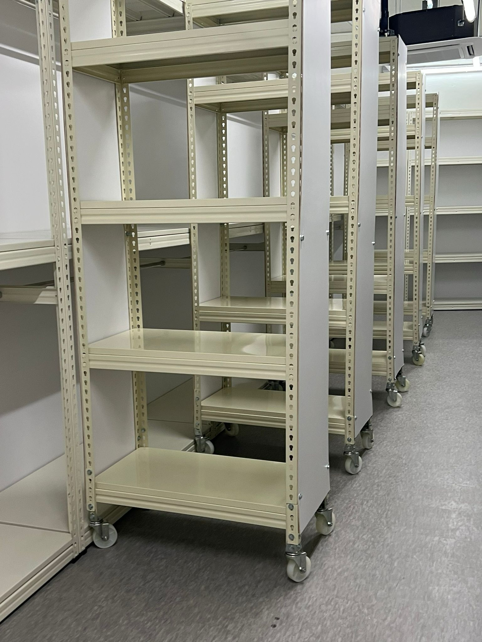 Light-duty boltless metal shelving unit for small hand-loaded items