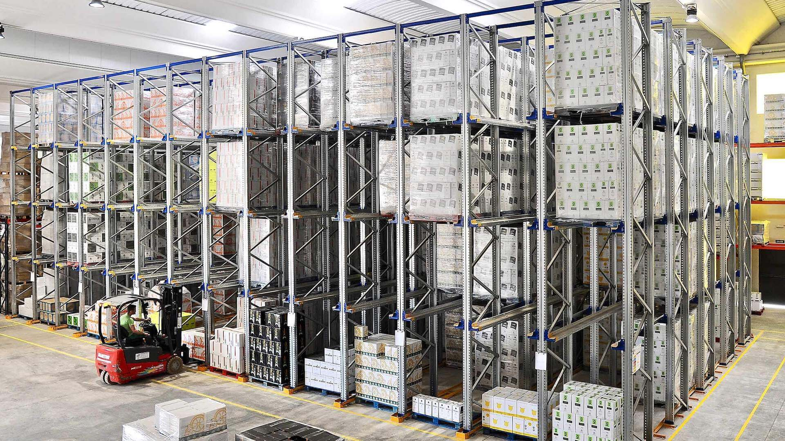 Deep-lane pallet racking using horizontal storage depth across a warehouse floor